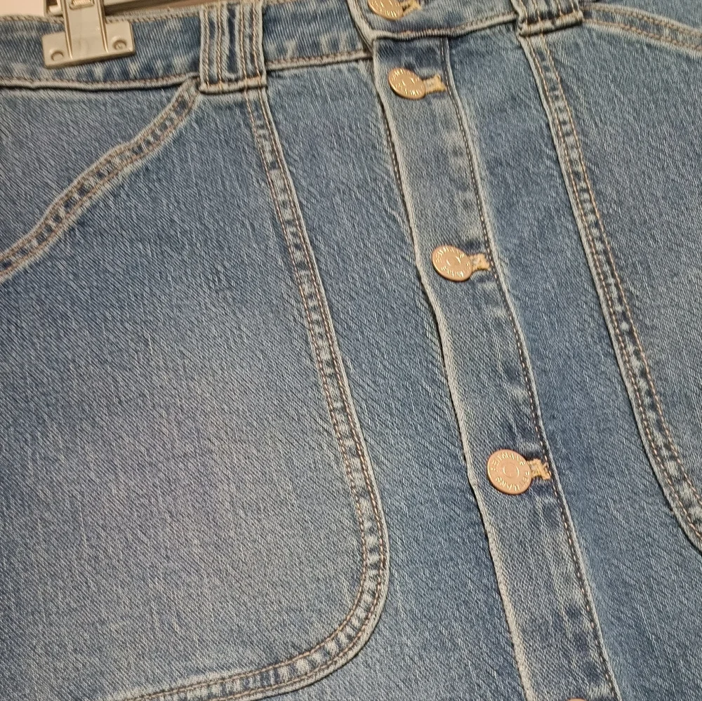 M(26)☘️Reitmans Denim Blue Midi Skirt with Button Detail - Picture 4 of 9